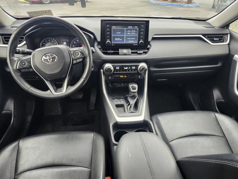 Used 2021 Toyota RAV4 XLE Premium image 5