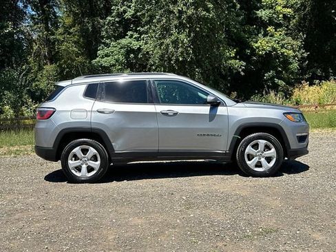 Used 2018 Jeep Compass Latitude w/ Popular Equipment Group AWD/4WD image 8