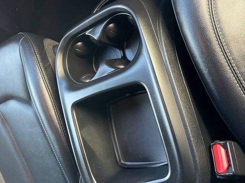 Used 2025 Chrysler Pacifica Select FWD image 22