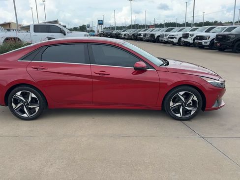 Used 2023 Hyundai Elantra Limited w/ Preferred Accessory Package FWD image 2