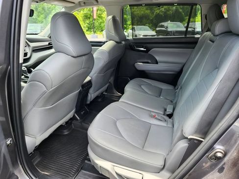 Used 2022 Toyota Highlander XLE AWD/4WD image 13