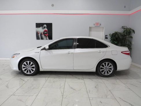 Used 2017 Toyota Camry XLE w/ Moonroof Package image 7
