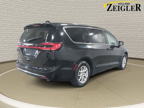 Used 2024 Chrysler Pacifica Touring-L image 5