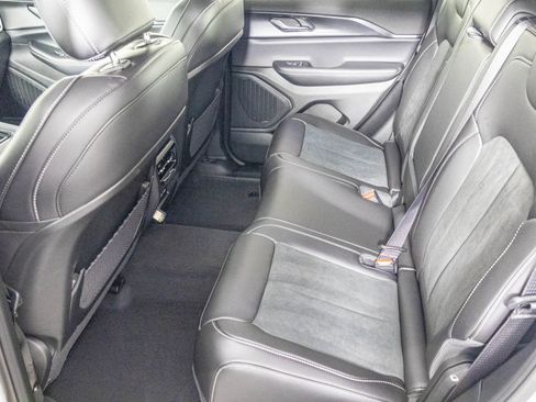 New 2025 Jeep Grand Cherokee Altitude image 27