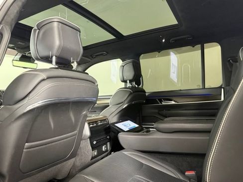 Used 2023 Jeep Grand Wagoneer Series II AWD/4WD image 24