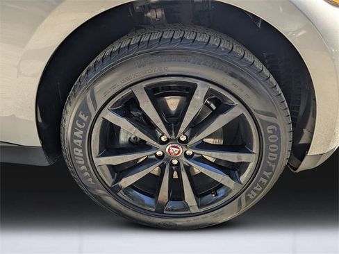 Used 2017 Jaguar F-PACE Prestige image 10
