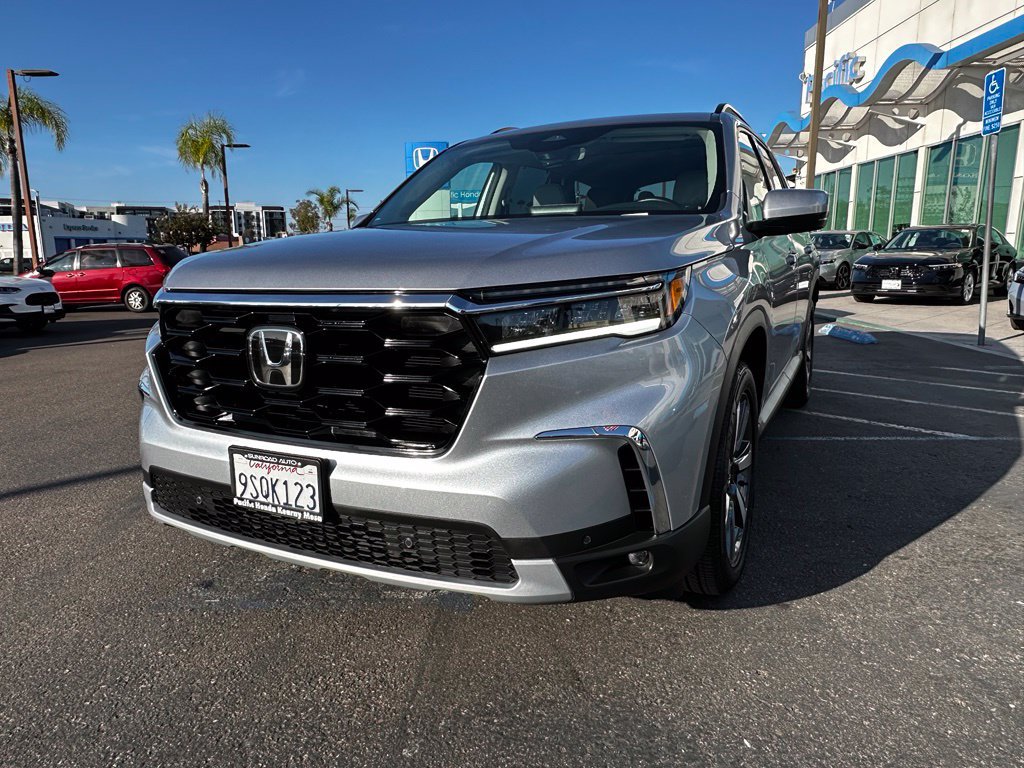 Used 2025 Honda Pilot Touring image 3