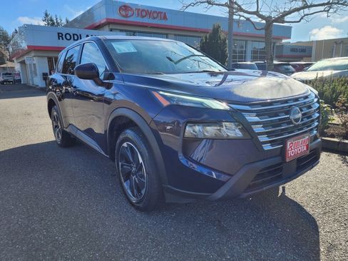 Used 2024 Nissan Rogue SV image 4