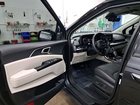 Used 2024 Kia Carnival LX image 11