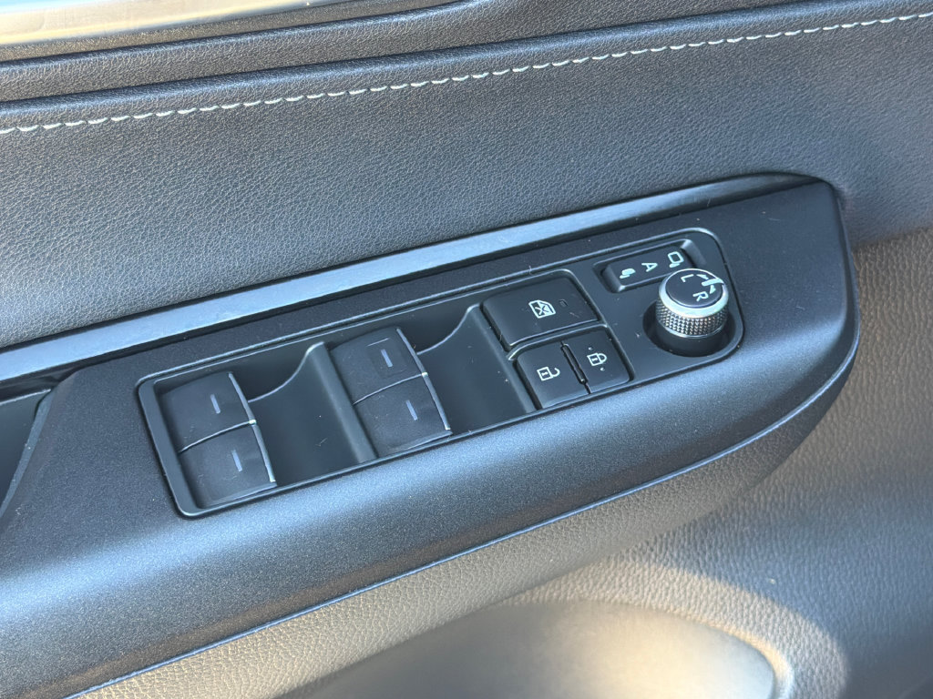Used 2023 Toyota Venza LE AWD/4WD image 18