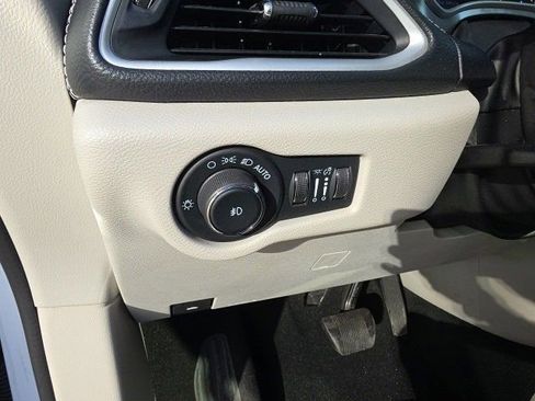 Used 2024 Chrysler Pacifica Select image 16