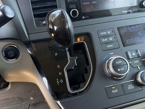Used 2019 Toyota Sienna XLE Premium FWD image 20