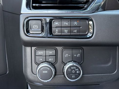 Used 2025 GMC Yukon XL Denali AWD/4WD image 36