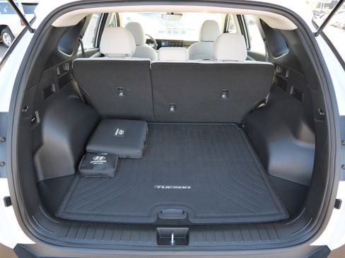 Certified 2025 Hyundai Tucson SE image 18