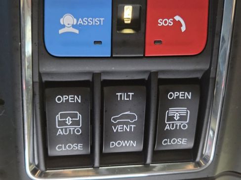 Used 2024 Jeep Grand Cherokee Limited w/ Luxury Tech Group II image 48