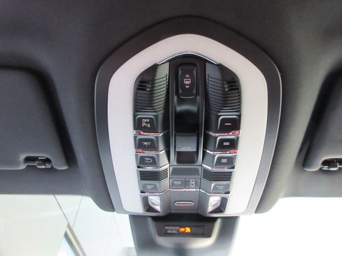 Used 2022 Porsche Macan GTS AWD/4WD image 19