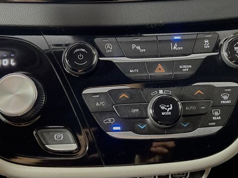 Used 2023 Chrysler Pacifica Touring-L FWD image 26