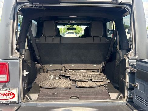 Used 2017 Jeep Wrangler Unlimited Rubicon w/ Connectivity Group AWD/4WD image 16