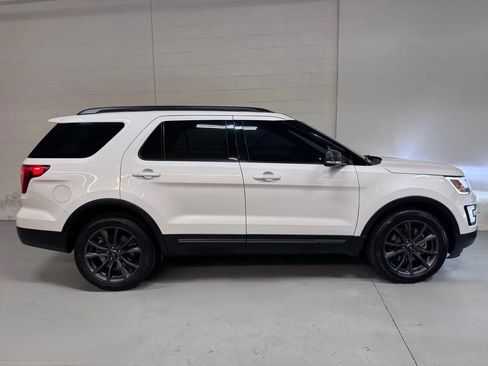 Used 2017 Ford Explorer XLT w/ Equipment Group 202A AWD/4WD image 2