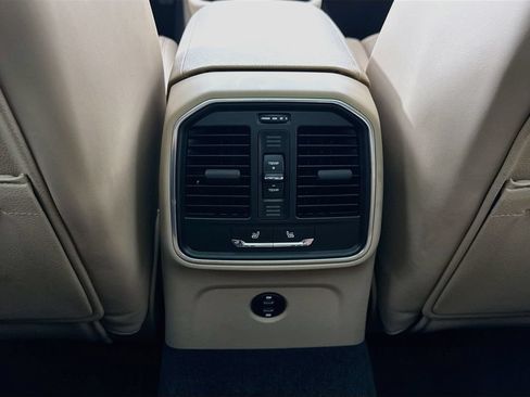 Certified 2025 Porsche Macan AWD/4WD image 27