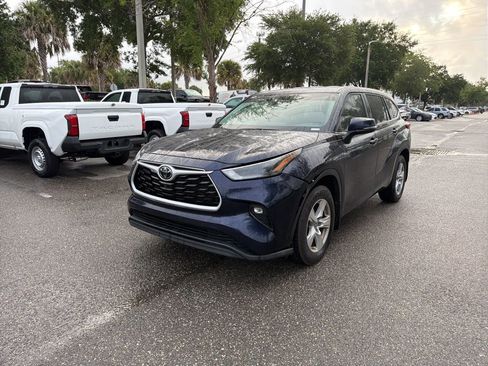 Used 2024 Toyota Highlander LE FWD image 1