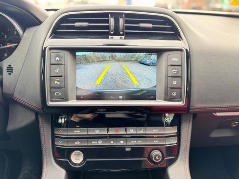 Used 2018 Jaguar F-PACE R-Sport image 15