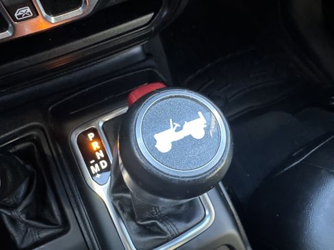 Used 2020 Jeep Wrangler Unlimited Sahara image 31