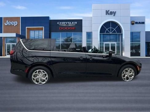 Used 2024 Chrysler Pacifica Limited FWD image 24