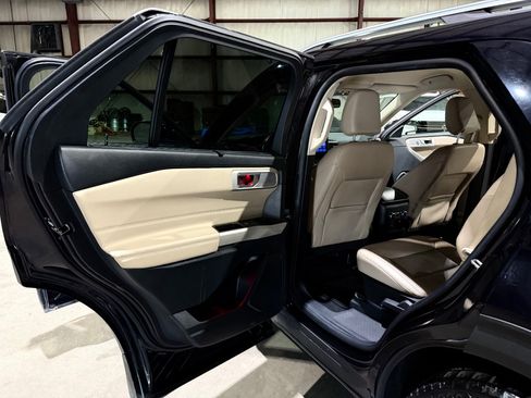 Used 2021 Ford Explorer Limited w/ Equipment Group 301A RWD image 16