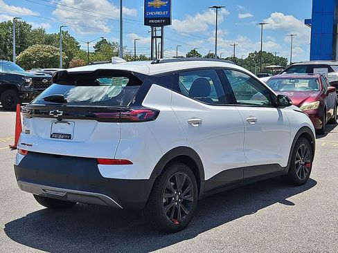 Used 2023 Chevrolet Bolt EUV LT w/ Convenience Package FWD image 4