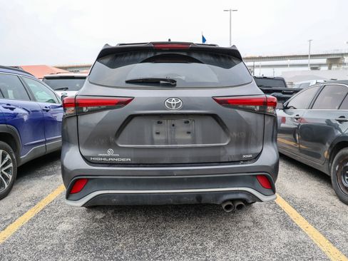 Used 2024 Toyota Highlander XSE FWD image 9