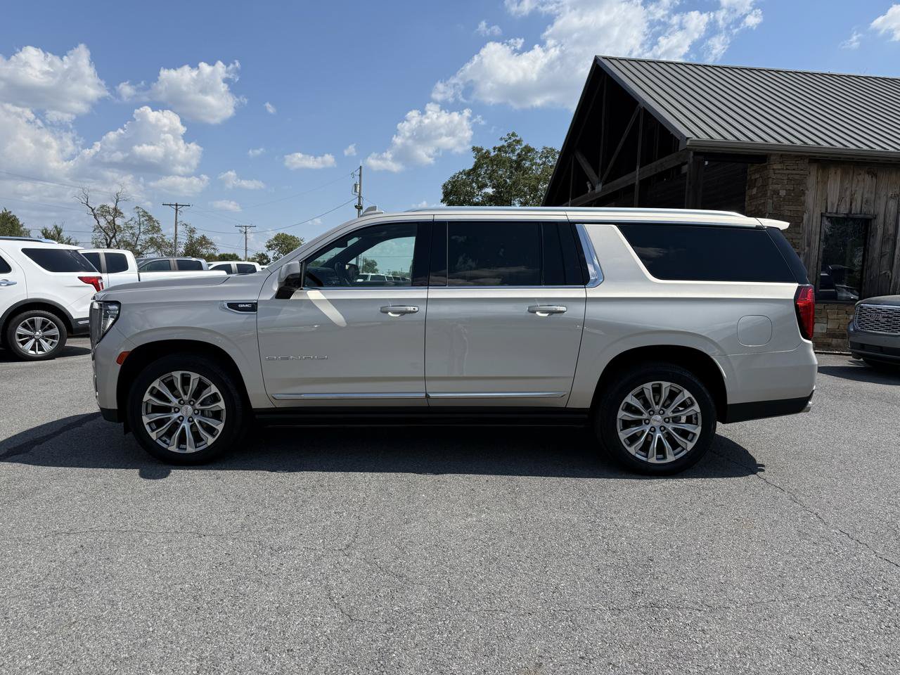 Used 2023 GMC Yukon XL Denali AWD/4WD image 3