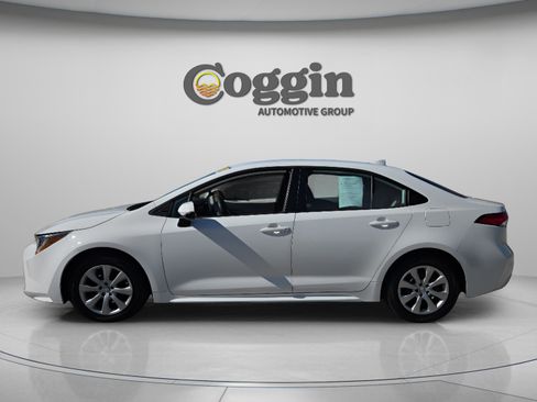 Used 2021 Toyota Corolla LE image 3
