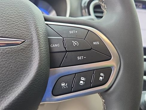 Used 2023 Chrysler Pacifica Touring-L FWD image 26
