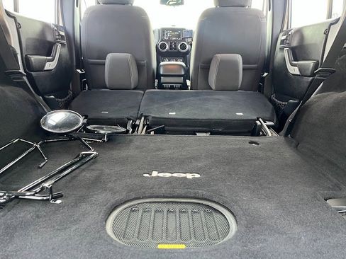 Used 2017 Jeep Wrangler Unlimited Rubicon w/ Connectivity Group image 41