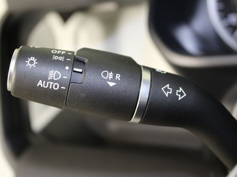 Used 2023 Land Rover Defender 90 S image 25