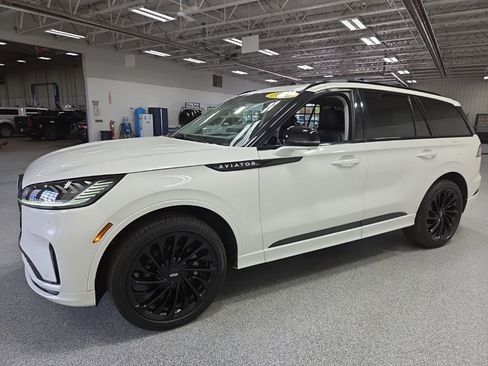 Used 2025 Lincoln Aviator Reserve w/ Jet Appearance Package AWD/4WD image 3