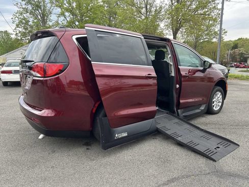 Used 2023 Chrysler Voyager LX image 2