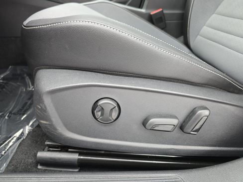 Certified 2025 Volkswagen Jetta SE w/ Sunroof Package FWD image 28