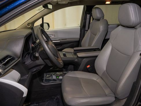 Used 2025 Toyota Sienna XLE image 13