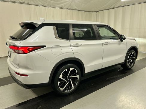 Used 2022 Mitsubishi Outlander ES image 2