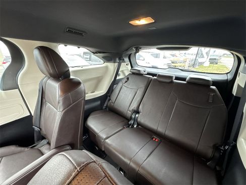 Used 2023 Toyota Sienna Platinum image 24