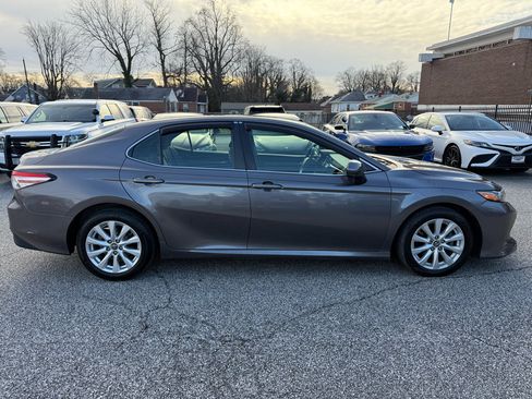 Used 2018 Toyota Camry LE image 5