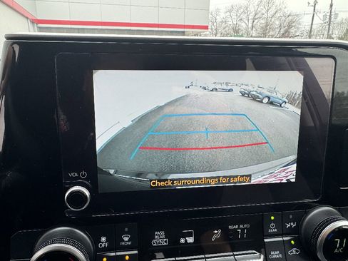 Used 2023 Toyota Highlander LE image 19