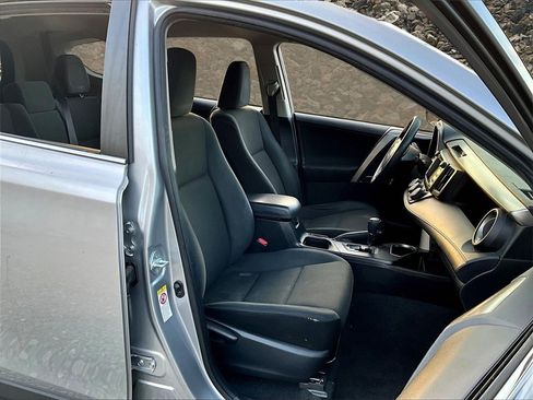 Used 2018 Toyota RAV4 LE w/ Carpet Mat Package image 7