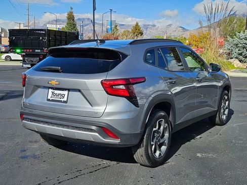 Used 2025 Chevrolet Trax LT image 3