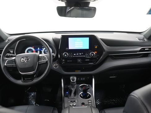 Used 2025 Toyota Highlander XSE AWD/4WD image 18