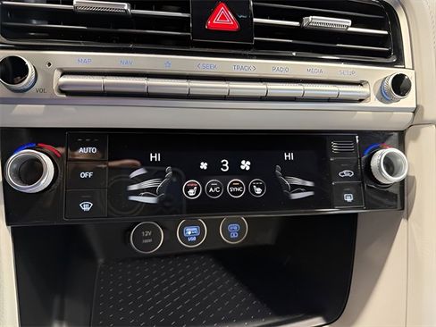 Used 2025 Genesis G70 2.5T image 22