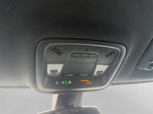 Used 2023 Chevrolet Traverse LT image 22