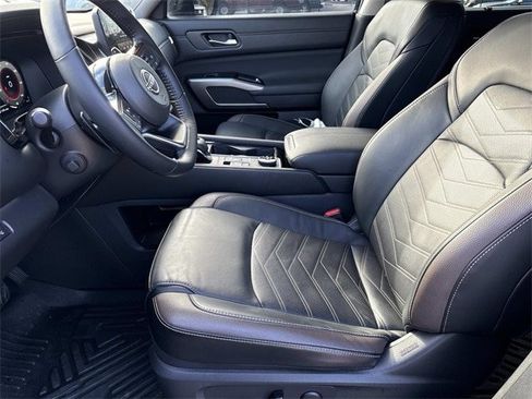 Used 2024 Nissan Pathfinder Platinum image 28